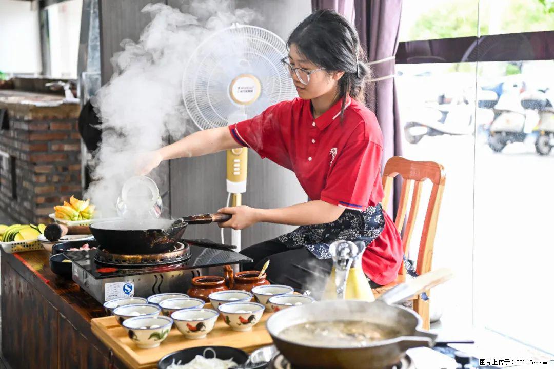 全网追的“扁担女孩”,找了一份暑假工,时薪12元 - 博尔塔拉生活资讯 - 博尔塔拉28生活网 betl.28life.com